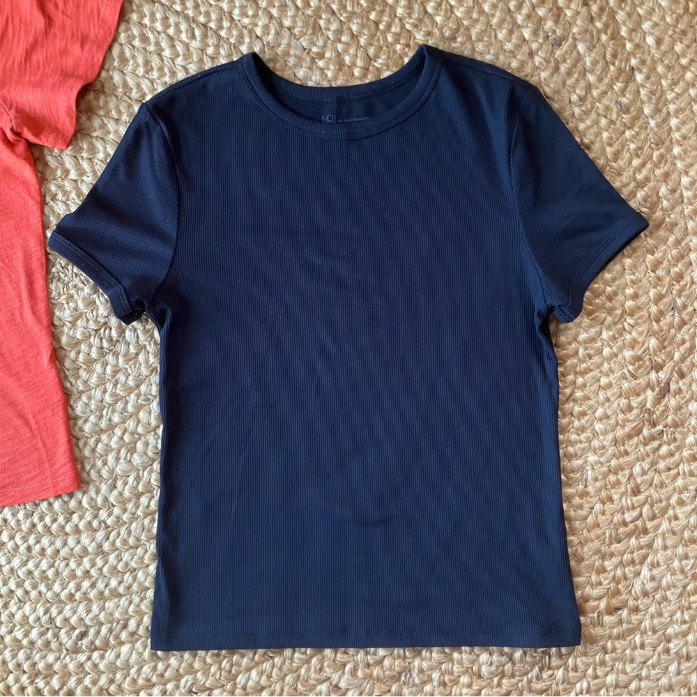 Set of 2 Women's Short-sleeved T-shirts, Orange and Black: Like new - Picture 3 of 6